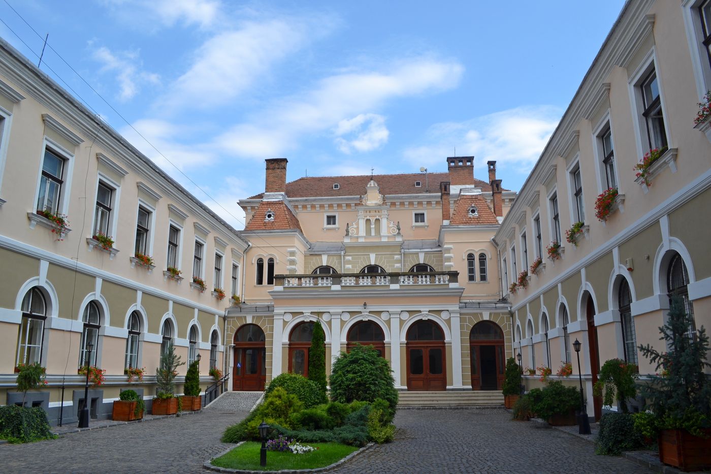 Odorheiu Secuiesc town hall courtyard